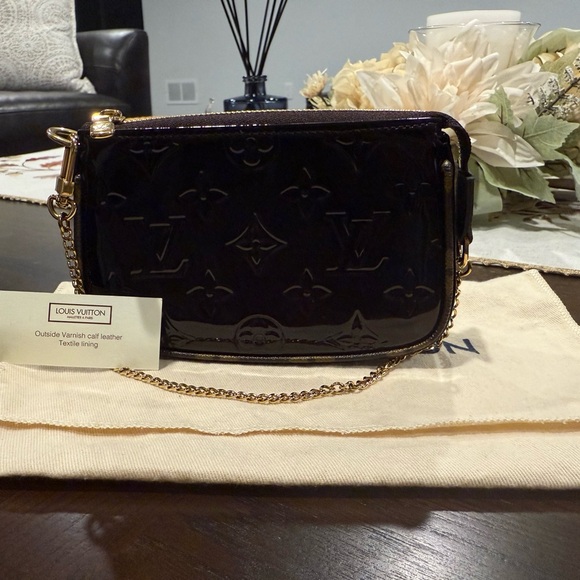 LOUIS VUITTON MINI POCHETTE ACCESSOIRES - AMARANTE VERNIS - Picture 1 of 15